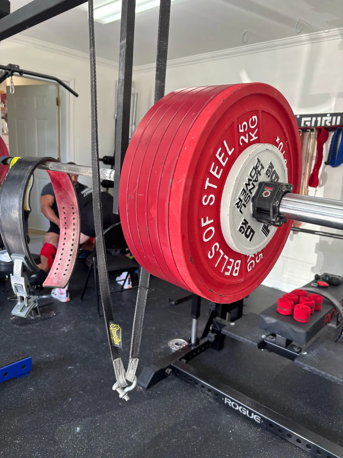 Détail d’une barre chargée et de disques dans le gym privé à Sorel-Tracy.