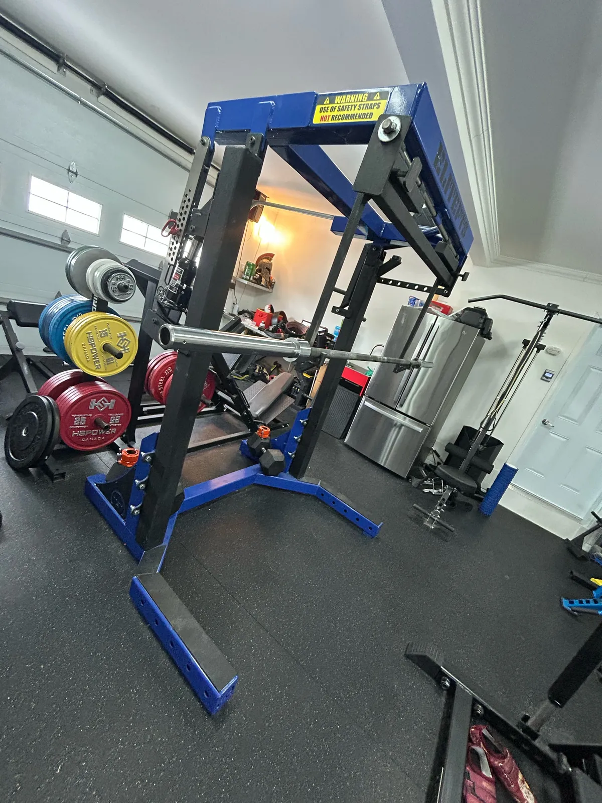 Rack EliteFTS bleu dans le gym privé, pour le coaching à Sorel-Tracy.