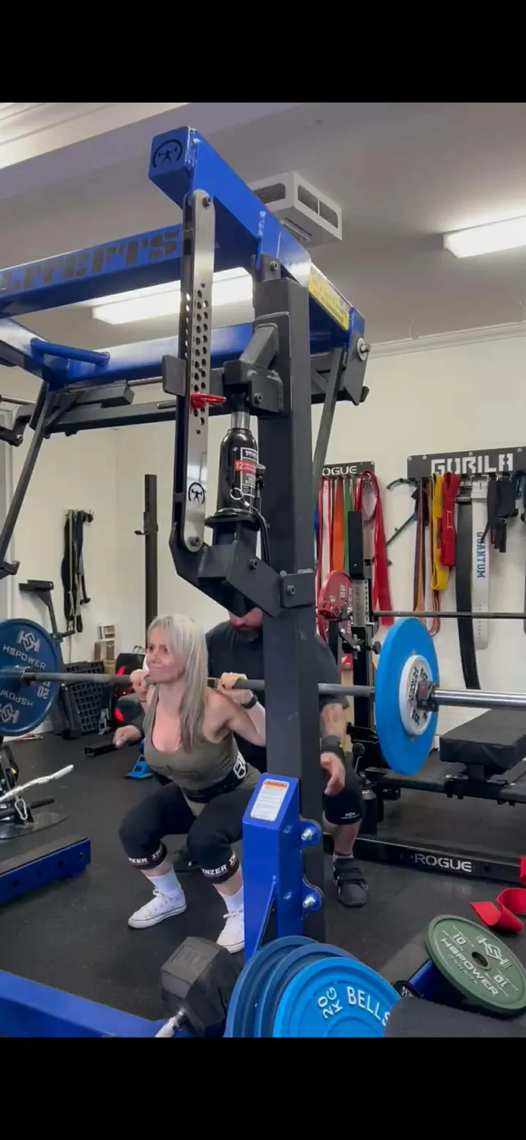 Squat accompagné pendant une séance de coaching privé à Sorel-Tracy.