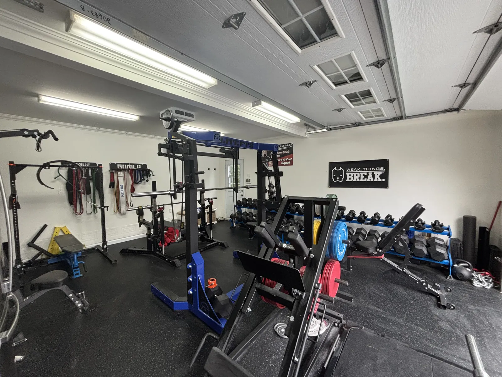 Vue d’ensemble du gym privé à Sorel-Tracy : racks, barres chargées et équipement de force.
